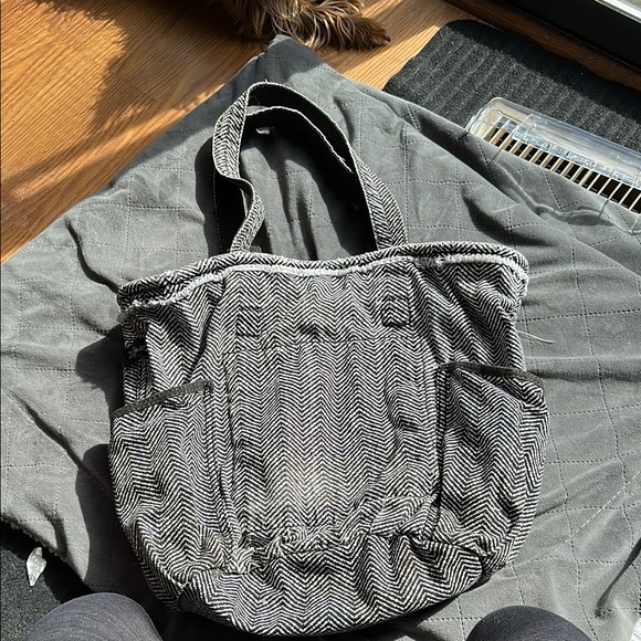 Thirty-One Black and White Chevron Shoulder Bag - Picture 3 of 14